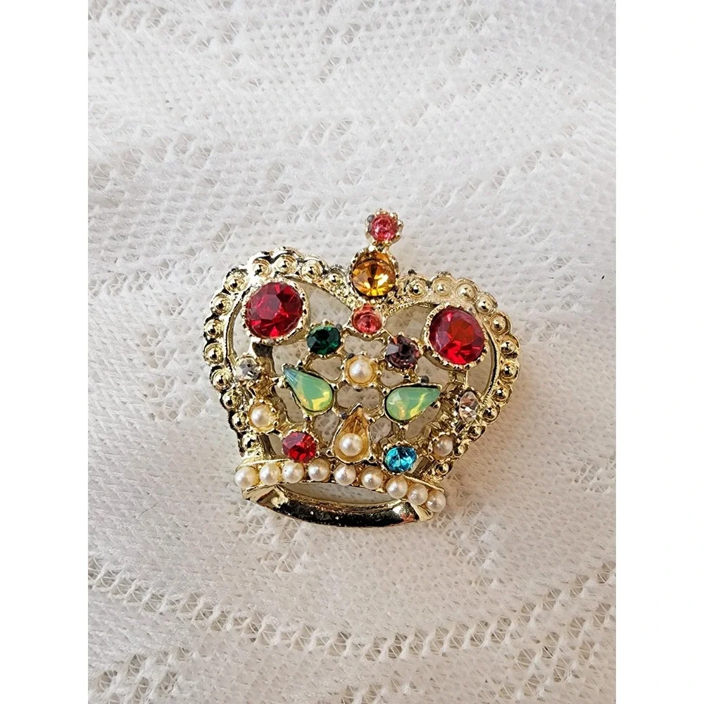 Vintage Bejeweled Crown Brooch Pin Rhinestone Gold Tone Regency Regal Pearl